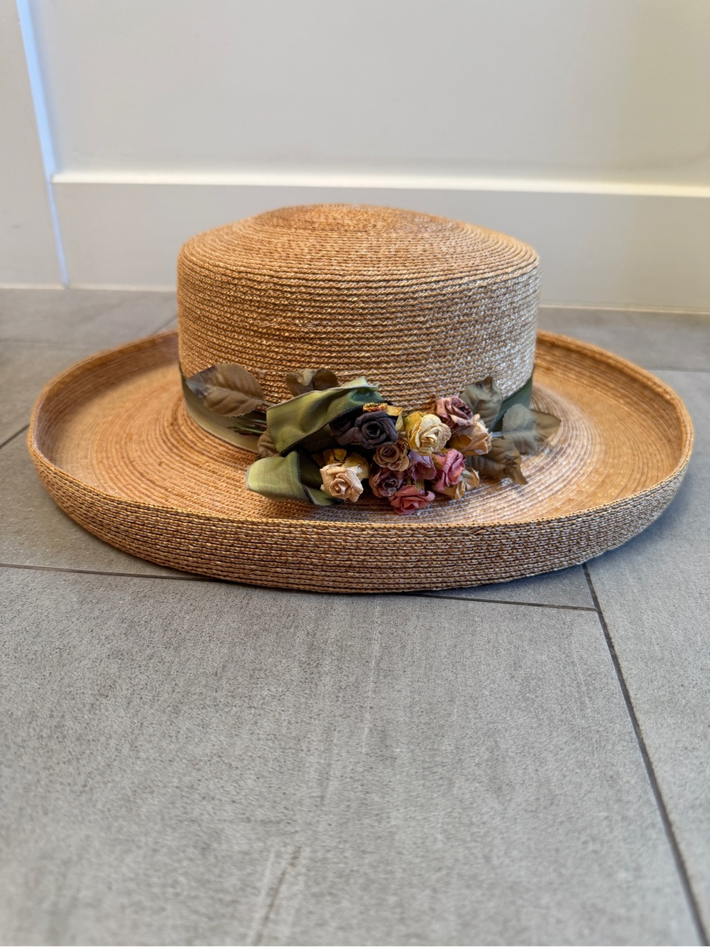 Straw Boater Hat with Fun Floral Band - Natural shade to go w everything! 👒